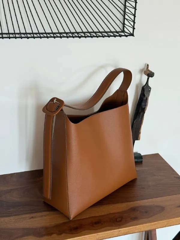 CHARLES & KEITH (1-2 выхода, в комплекте пыльник и чек), покупала за 249 лари — отдам за 130 лари. — Тбилиси — 249 ₾