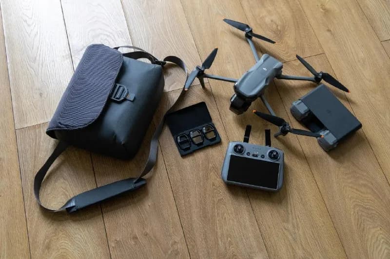 DJI Air 3S Fly More Combo + DJI Cellular Dongle 2. 4300 лари. Состояние нового. Новый такой комплект — Тбилиси — 2 ₾