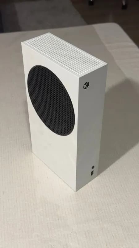 Xbox Series S в хорошем состоянии, полностью исправен и работает без проблем. В комплекте оригинальн — Тбилиси — 600 ₾