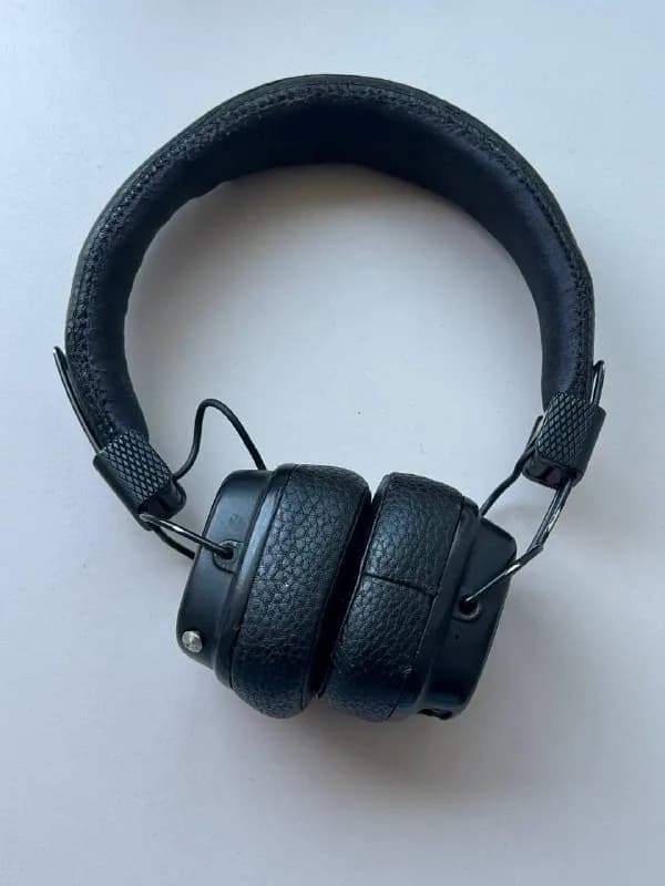 Marshall 3. Не включаются, но реагируют на зарядку. В остальном состояние хорошее — изголовье и амбу — Тбилиси — 60 ₾