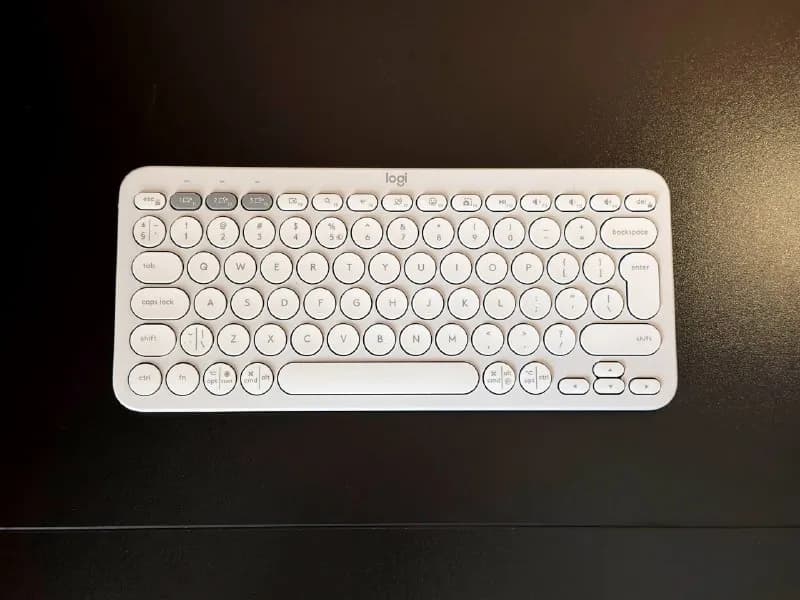 Logitech Pebble Keys 2 K380s. Поддерживает подключение к IpadOS. В отличном состоянии. 80 лари. — Батуми — 80 ₾