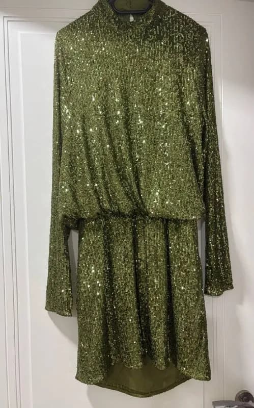 ASOS DESIGN — платье с пайетками цвета хаки, размер UK 14 / EU 42. Открытая спина, полностью на подк — Тбилиси — 70 ₾