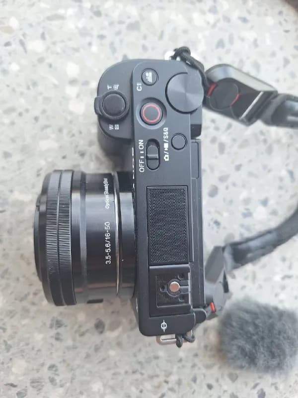 SONY ZV-E10 В отличном состоянии. Пользовались раз 5-7. В основном для записи видео. В комплекте все — Тбилиси — 2 000 ₾