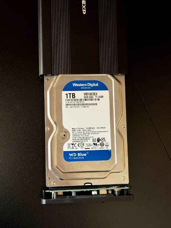Western Digital WD10EZEX. Объем — 1Tb. Продам вместе с кейсом (питание для диска и порт для USB) для — Батуми — 100 ₾