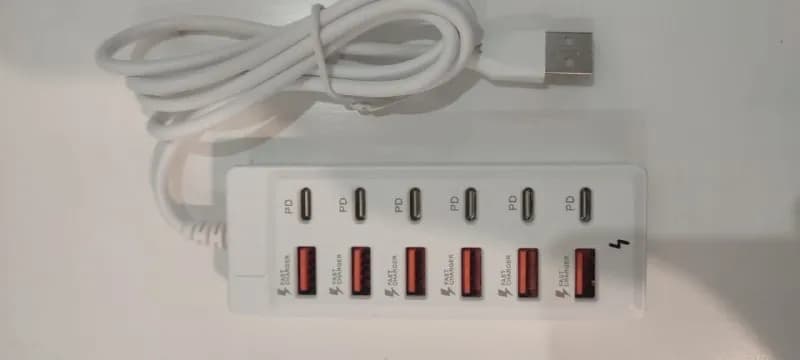 USB-хаб/зарядная станция (новая) с 6 портами USB-A (с пометкой *FAST CHARGER) и 6 портами USB-C -PD — Батуми — 30 ₾