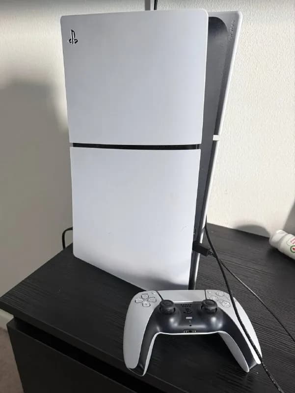 PS5 Digital Edition с 2 геймпадами — Батуми — 900 ₾