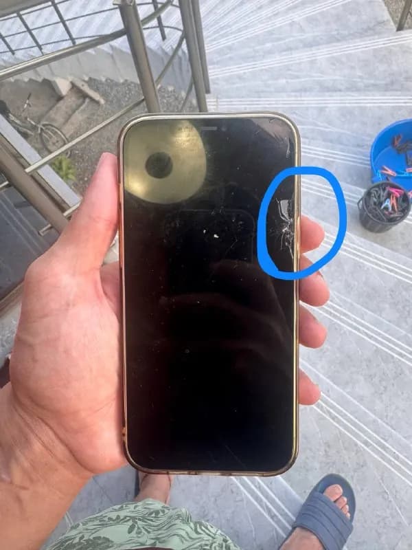 iPhone 12 Pro Max. Требуется замена экрана; экран разбит и не работает. Телефон в идеальном состояни — Батуми — 400 ₾