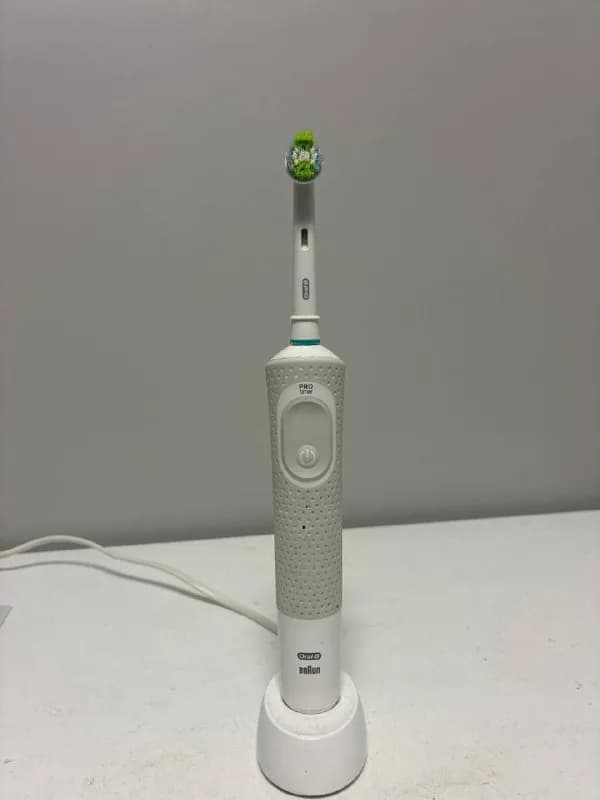 Oral b, в хорошем состоянии. Нужно просто докупить насадку и можно использовать. — Батуми — 35 ₾