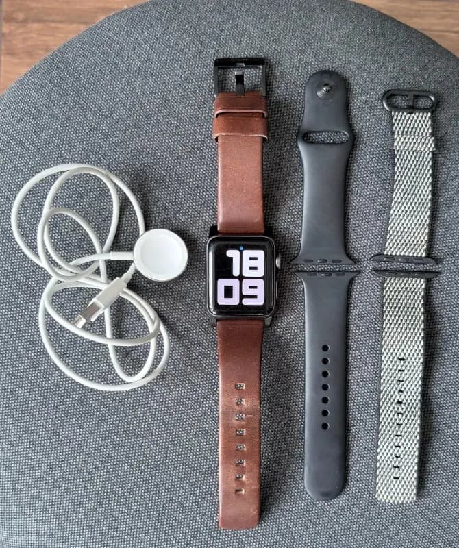 Apple Watch Series 3 42 mm GPS + 3 ремешка — Батуми — 150 ₾