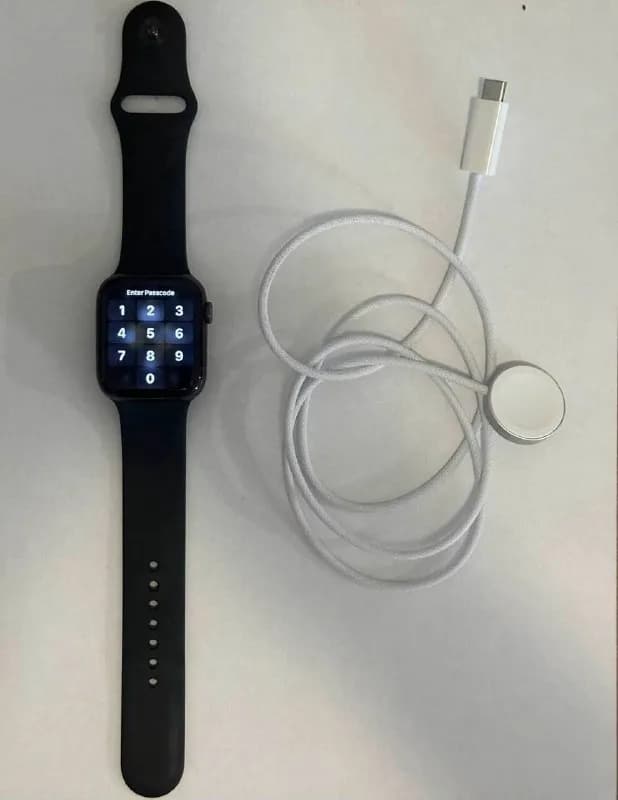 Apple Watch 8 Серия 41 мм титаниум. Элемент в хорошем состоянии, без царапин и повреждений. — Батуми — 600 ₾
