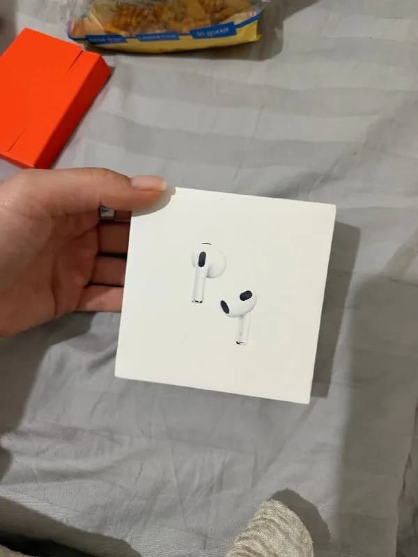 50 лари зарядный кейс от airpods 3. Коробка тоже осталась от наушников. — Батуми — 50 ₾