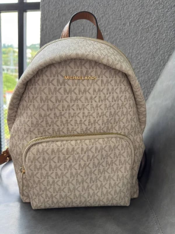 Michael Kors, оригинал, в хорошем состоянии. Небольшой дефект на ручке, на последнем фото видно. Цен — Батуми — 100 ₾