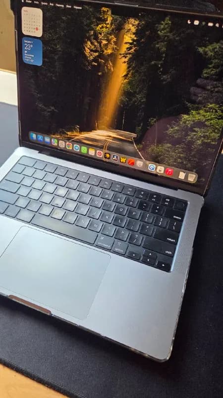 macbook m1pro 14 16/512. Состояние — отличное, любые проверки. Ноутбук, с первого дня — в чехле. Кла — Батуми — 2 000 ₾