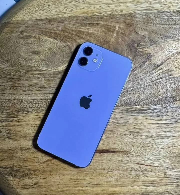 iPhone 12 (64 gb) в хорошем состоянии, не вскрывался, никаких проблем нет с телефоном, все прекрасно