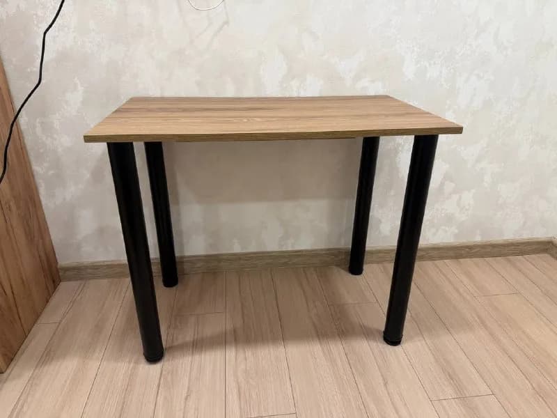 Стол 90×52 с кабель-каналом — Батуми — 90 ₾