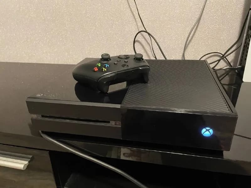 Xbox One 500GB с геймпадом — Батуми — 250 ₾