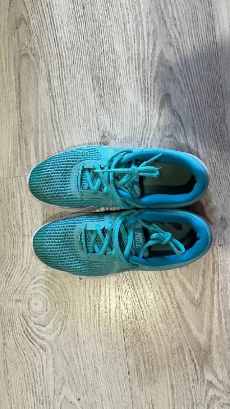 Nike Revolution 4, оригинал. Размер 38 (24 см). Использовала для бега, внутри и снаружи всё целое. О — Батуми — 20 ₾