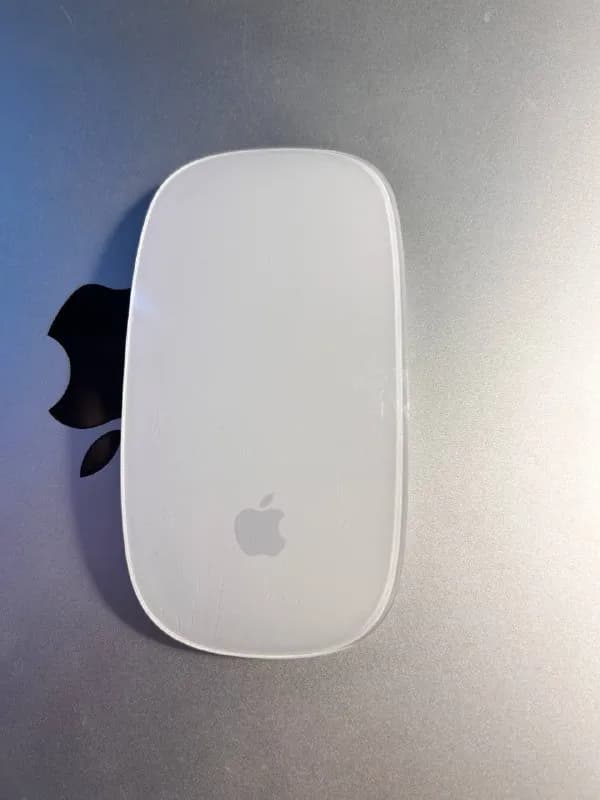 Apple Magic Mouse. Полностью рабочая, кнопки не липнут, работает от 2х батареек. 60 лари. Больше инф — Батуми — 60 ₾