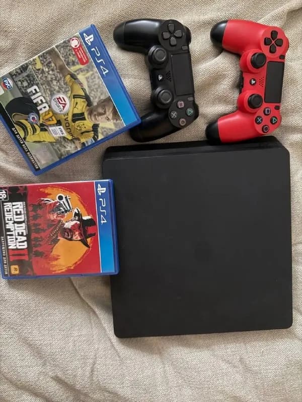 playstation 4 slim 1tb ssd, в комплекте 2 оригинальных джойстика, зарядка для джойстиков, кабель пит — Батуми — 450 ₾