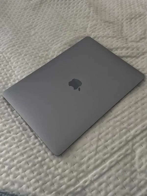 MacBook Air 13″ 2020 на M1. Отличное состояние — Батуми — 1 550 ₾