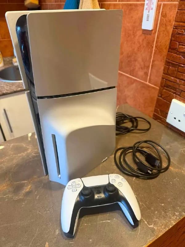 PlayStation 5 slim 1 ТБ с дисководом в идеальном состоянии 1300 лари куплено игра FC 26 — Батуми — 1 300 ₾