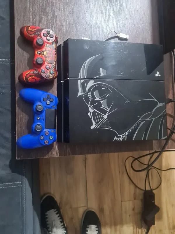 PlayStation 4(на 1 терабайт) Darth Vader Edition (серия CUH-1200) в отличном состоянии. Комплект д — Батуми — 400 ₾