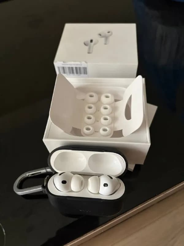 AirPods Pro 3 полный комплект с гарантией также отдаю чехол. Цена 500 лари. — Тбилиси — 500 ₾