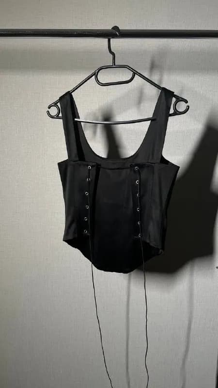 1. Эффектный черный корсет со шнуровкой на спине. — Батуми — 60 ₾