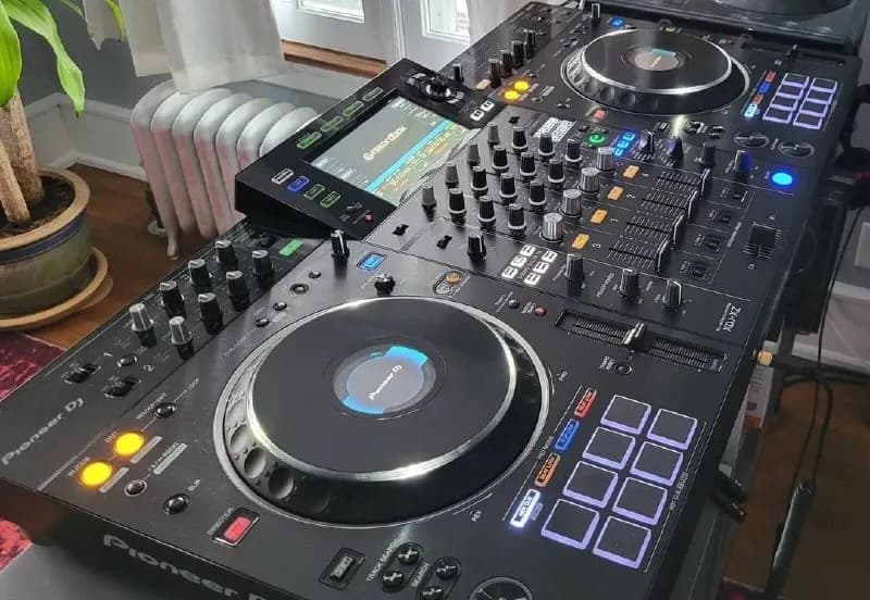 Pioneer XDJ-XZ. Верный друг последних двух лет, который ни разу не подводил. — Тбилиси — 5000 ₾
