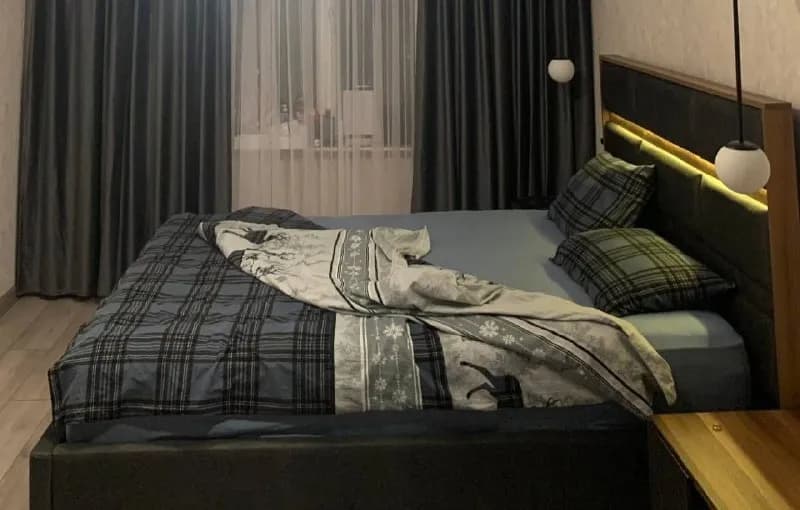 160×220 см с подъёмным механизмом и прикроватными тумбочками. Вместительный отсек для хранения вещей — Батуми — 2 500 ₾