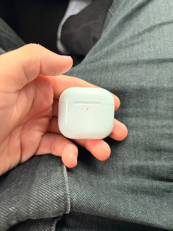 airpods 4 состояние 8/10 покупал несколько месяц назад коробка есть цена 280 — Батуми — 280 ₾