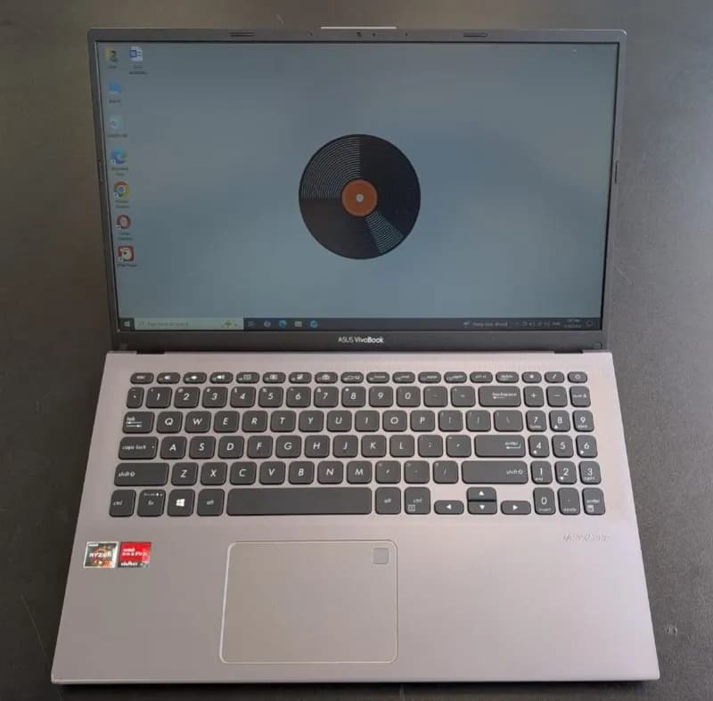 Ryzen 3, оперативная память 8 гб. SSD 256 gb. Состояние отличное. Дисплей 15,6. Быстрый надёжный н — Батуми — 520 ₾