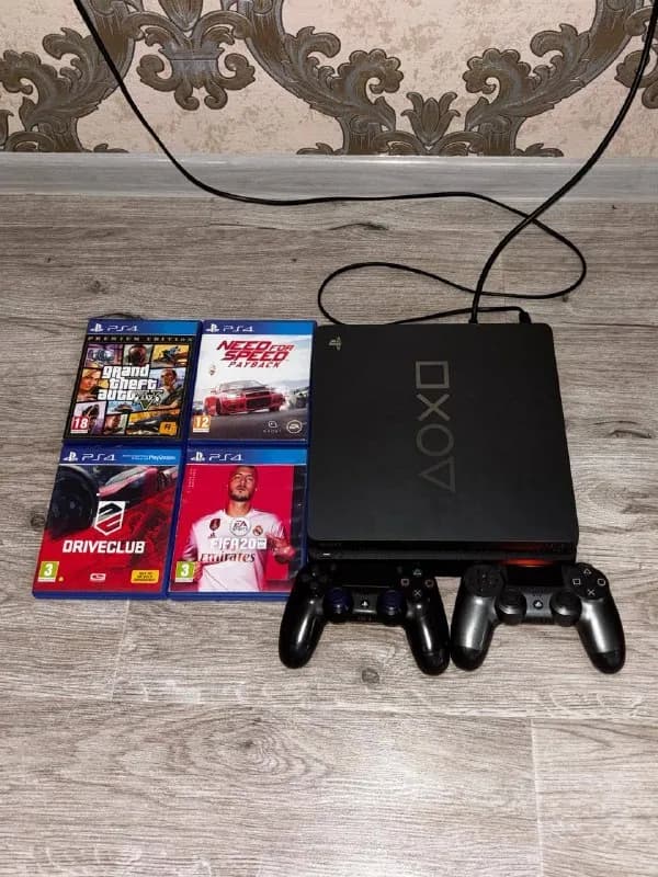 Playstation4 Slim Limited Edition 1ТБ С 2 Контролерами и 4 диски — Тбилиси