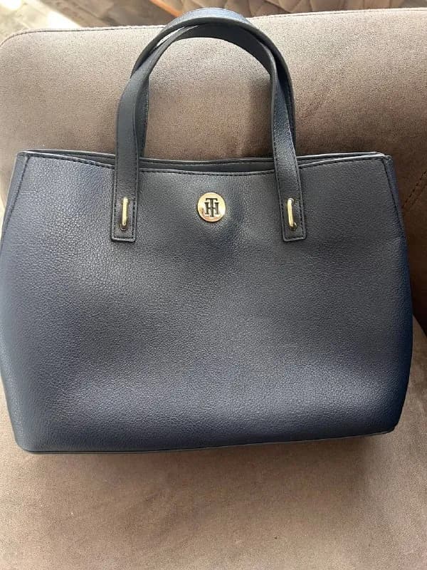 Tommy Hilfiger в отличном состоянии. Есть длинный ремешок — Батуми — 150 ₾