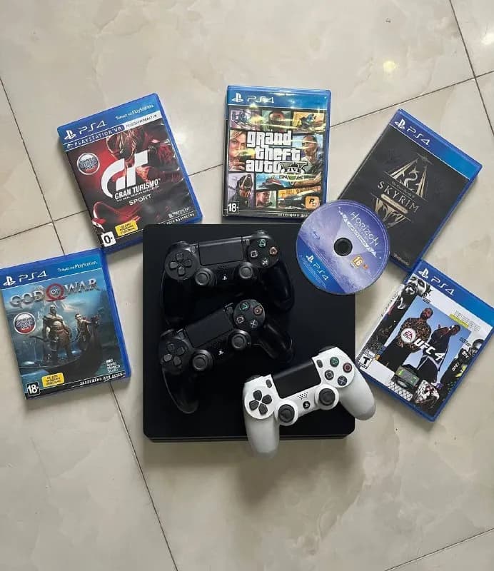 PS4 Slim 1 ТБ в отличном состоянии. Консоль полностью исправна, работает без нареканий. Продается ко — Батуми — 700 ₾