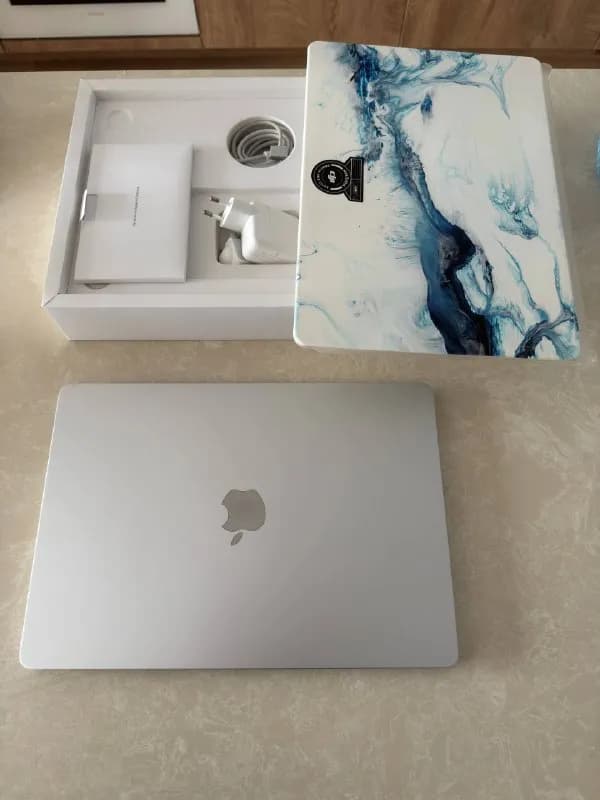 MacBook Air M3 15» — 16 GB RAM, 512 GB SSD — Батуми — 2 800 ₾