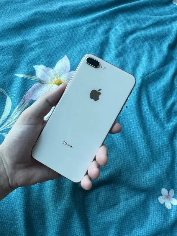1.Iphone 8+ 64 gb 250 лари — Батуми — 250 ₾