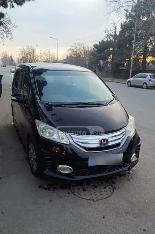 Honda Freed Hybrid 1.5, 2014 год — 7 мест. Ухоженный и чистый автомобиль. Для связи пишите или звони — Тбилиси