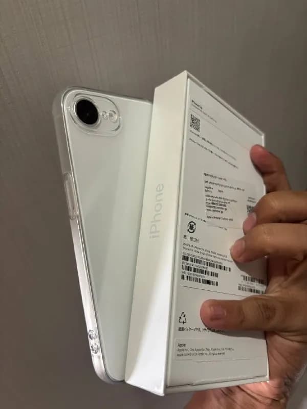 iPhone 17e. Куплен сегодня, телефон новый, установил защитное стекло и чехол премиум-класса. Куплен — Батуми