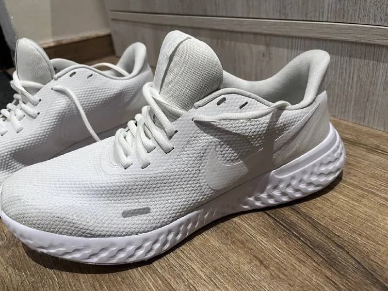 Nike Revolution 5 в отличном состояние, носил пару раз, продаю потому что не подошли, написано 45 ра — Батуми — 160 ₾