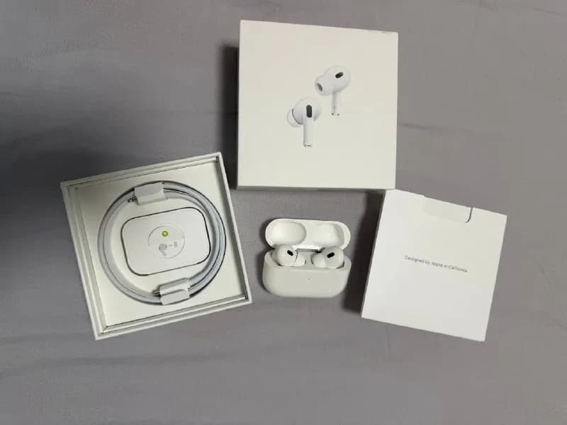 AirPods Pro 2 (Lightning). Работают отлично, заряд держат долго, пользовалась редко. По корпусу есть — Батуми — 330 ₾