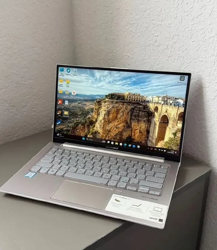 ASUS VivoBook S13 X330UA — стильный, компактный и очень быстрый ноутбук! — Батуми — 480 ₾