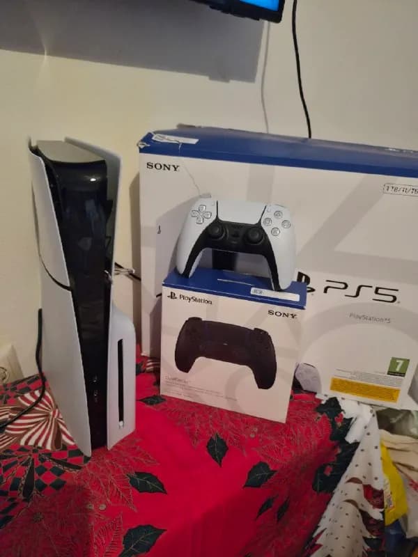 Ps 5 Slim.Работает идеально, без проблем.1 Tb. В комплект входит второй джойстик, все нужные кабели и — Тбилиси — 1 600 ₾