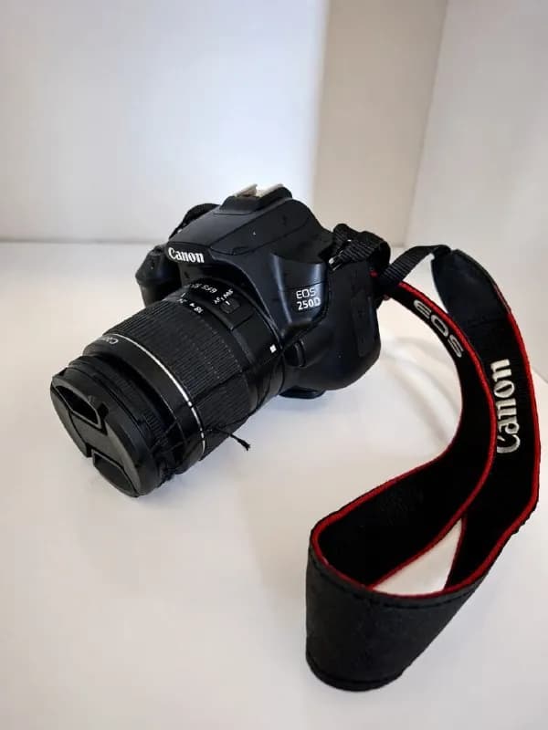 Canon EOS 250D + объектив + много полезных аксессуаров — Батуми — 1 300 ₾