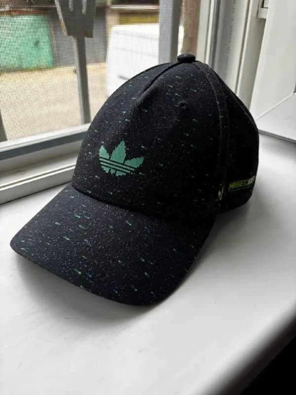 Adidas x Minecraft» в хорошем состоянии, небольшие потертости спереди-70 лар — Тбилиси — 70 ₾