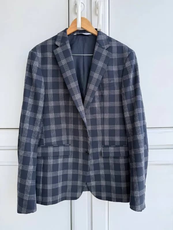 Zara — приталенный, размер 52. Отличное состояние, химчистка не требуется, без катышков и зацепок. 3 — Тбилиси — 30 ₾