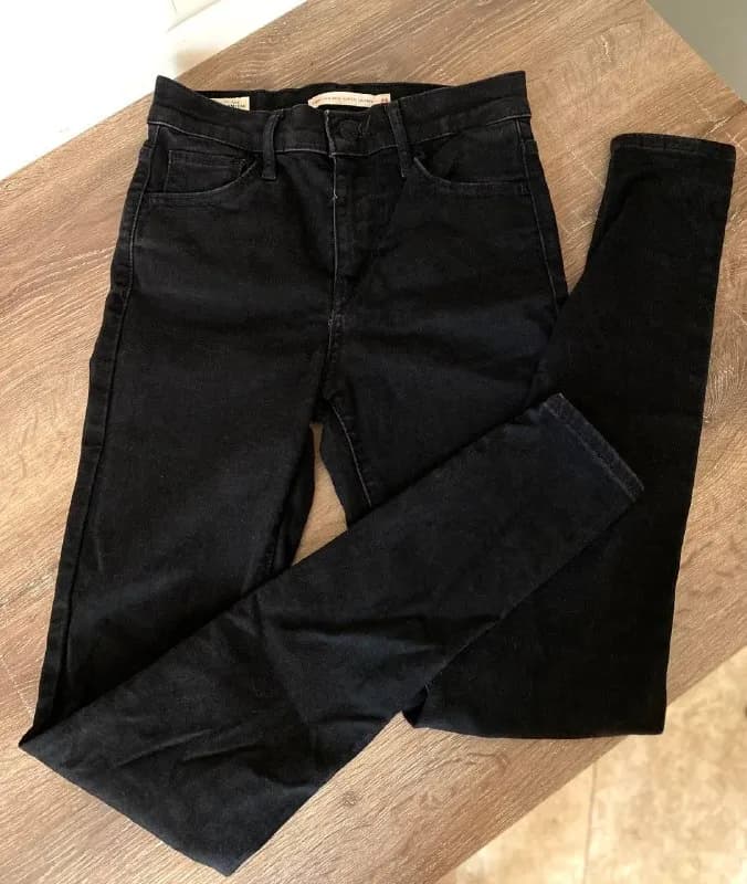 Levi’s Premium. Черные, шикарного качества. Джинса хоть и стрейч, но плотная. На стройную девушку, п — Батуми — 45 ₾