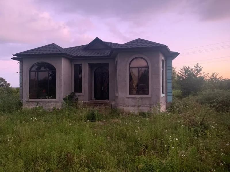 150 кв м, участок 1 гектар. — Тбилиси — 80 000 $