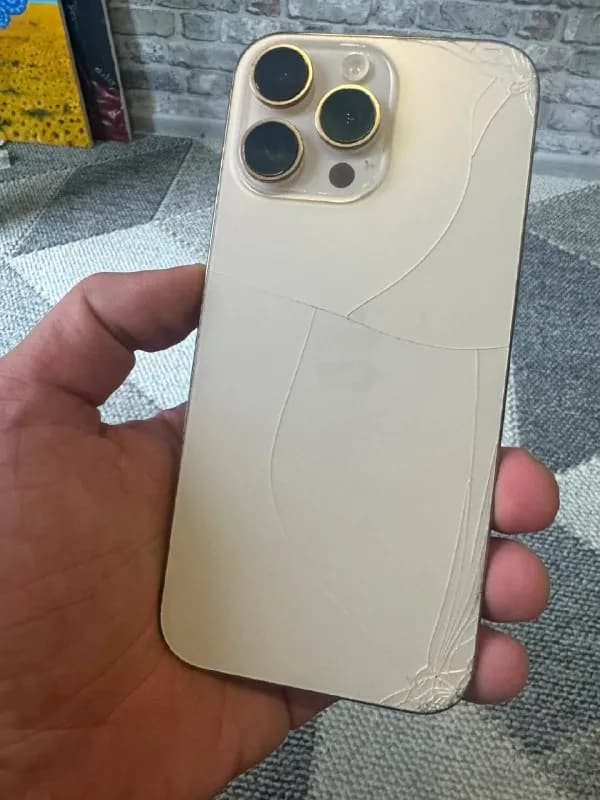 iPhone 16 pro max 256 надо менять крышку, работает отлично 90% АКБ 800$ — Батуми — 800 ₾