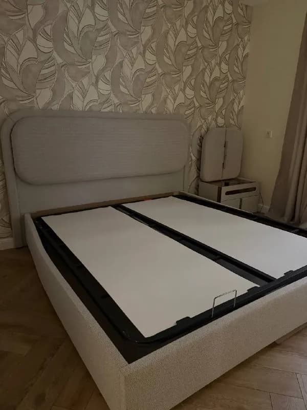 2 сенсорные прикроватные тумбы, кровать с подъемными механизмом, есть небольшие повреждения в кров — Батуми — 500 ₾